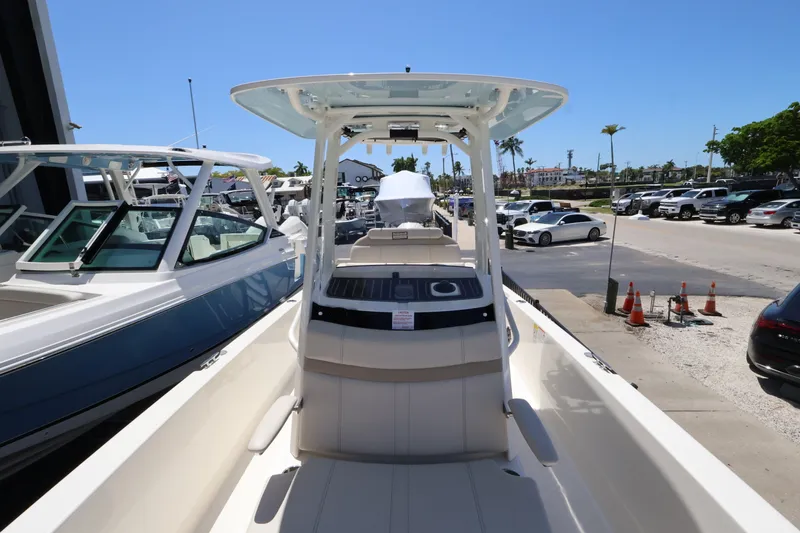 Slide: The Image of Boston Whaler 250 Dauntless 2027 - 21