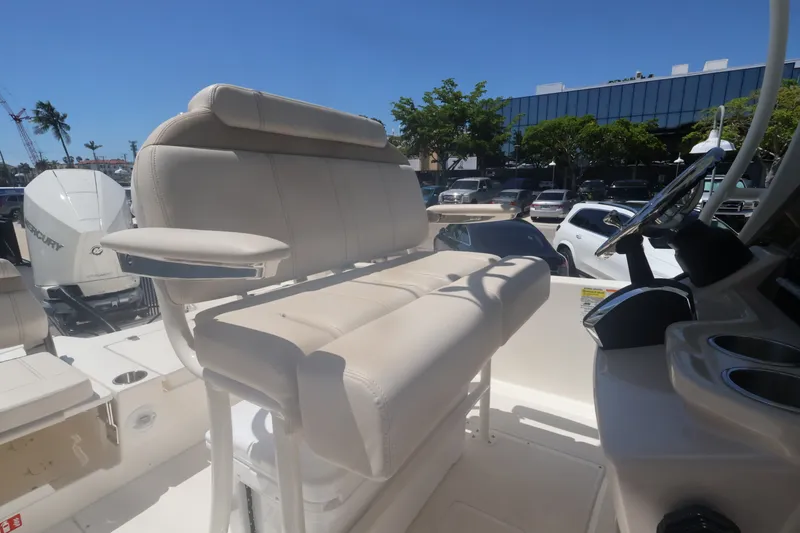 Slide: The Image of Boston Whaler 250 Dauntless 2027 - 13