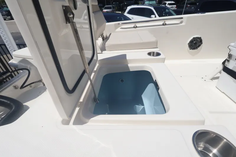 Slide: The Image of Boston Whaler 250 Dauntless 2027 - 9