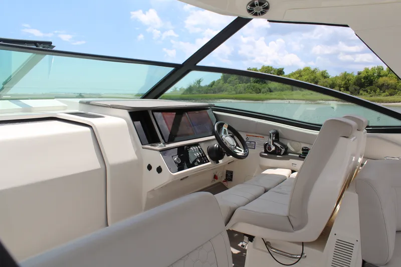 Slide: The Image of Sea Ray 320 SUNDANCER 2023 - 10