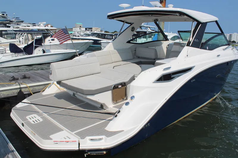 Slide: The Image of Sea Ray 320 SUNDANCER 2023 - 9