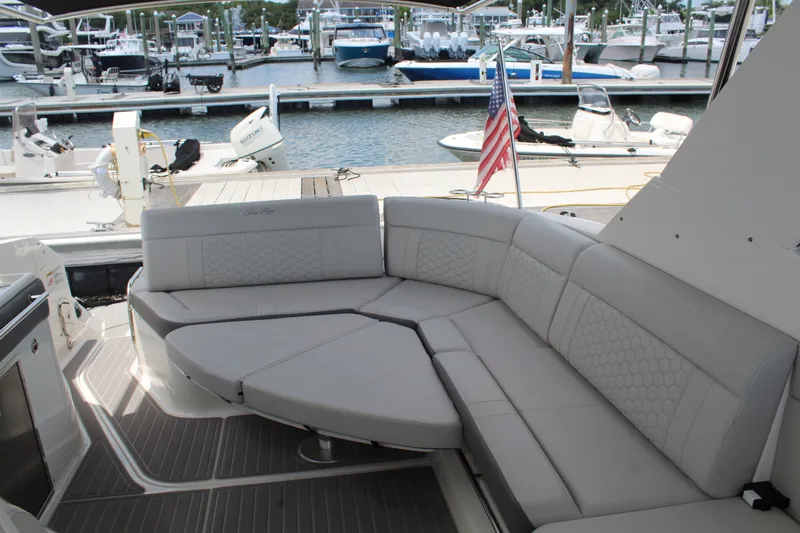 Slide: The Image of Sea Ray 320 SUNDANCER 2023 - 14