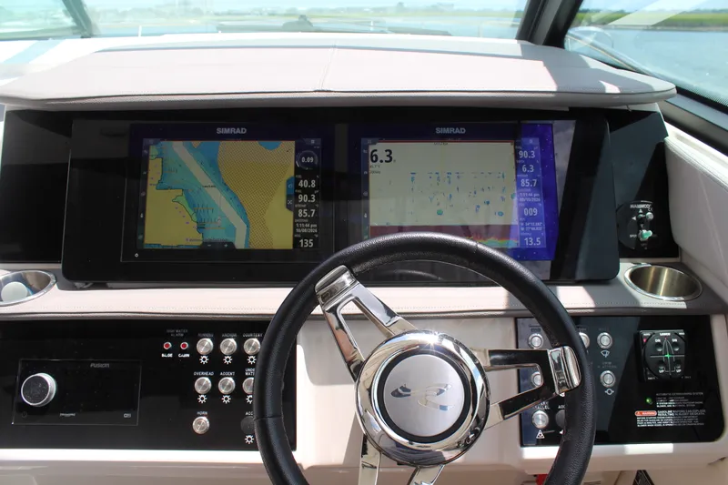 Slide: The Image of Sea Ray 320 SUNDANCER 2023 - 18