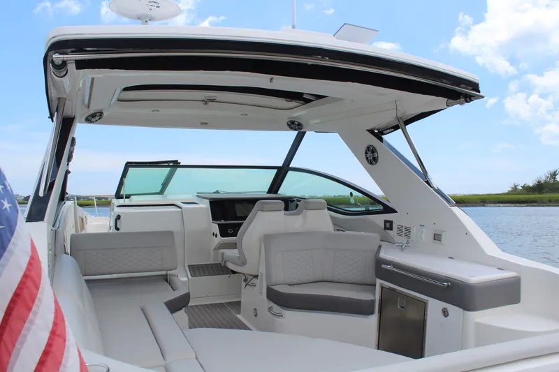Slide: The Image of Sea Ray 320 SUNDANCER 2023 - 7