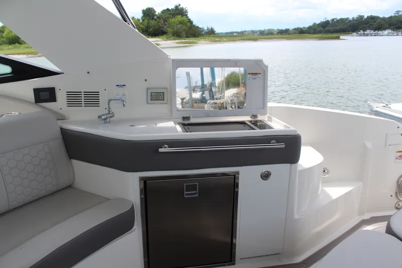 Slide: The Image of Sea Ray 320 SUNDANCER 2023 - 11