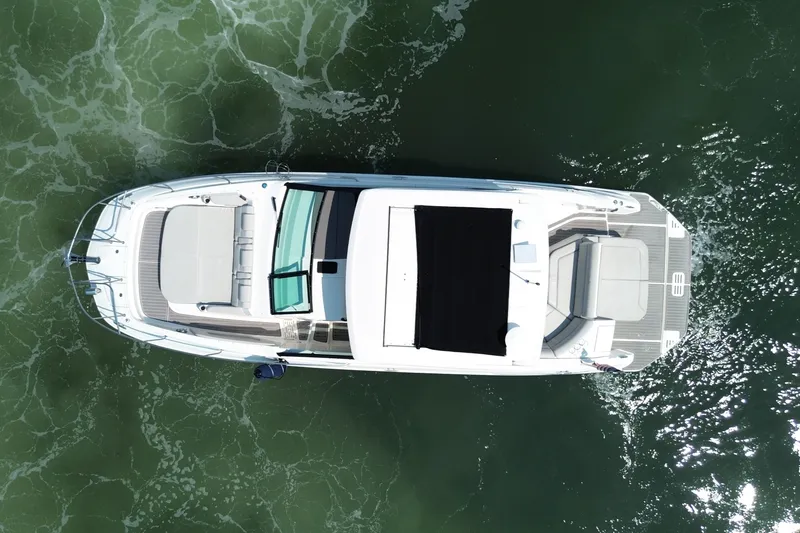 Slide: The Image of Sea Ray 320 SUNDANCER 2023 - 5