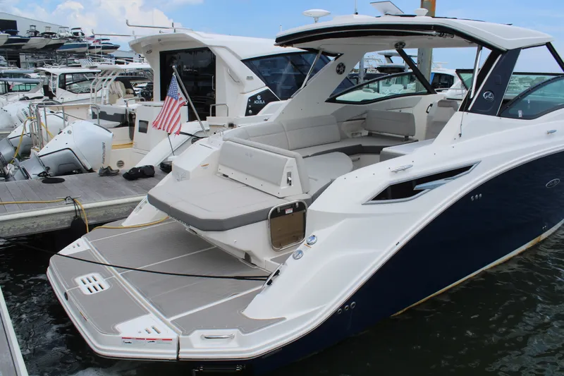 Slide: The Image of Sea Ray 320 SUNDANCER 2023 - 8