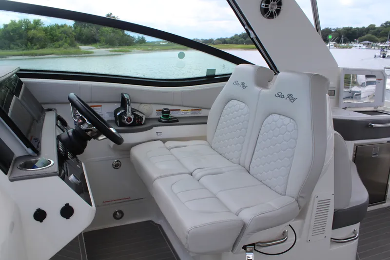 Slide: The Image of Sea Ray 320 SUNDANCER 2023 - 16