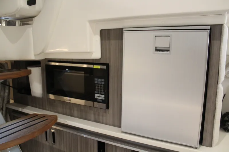 Slide: The Image of Sea Ray 320 SUNDANCER 2023 - 27