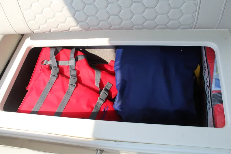 Slide: The Image of Sea Ray 320 SUNDANCER 2023 - 24