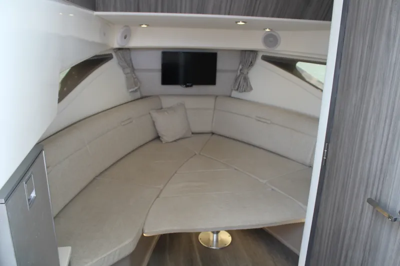 Slide: The Image of Sea Ray 320 SUNDANCER 2023 - 22