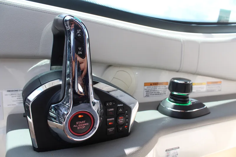 Slide: The Image of Sea Ray 320 SUNDANCER 2023 - 17
