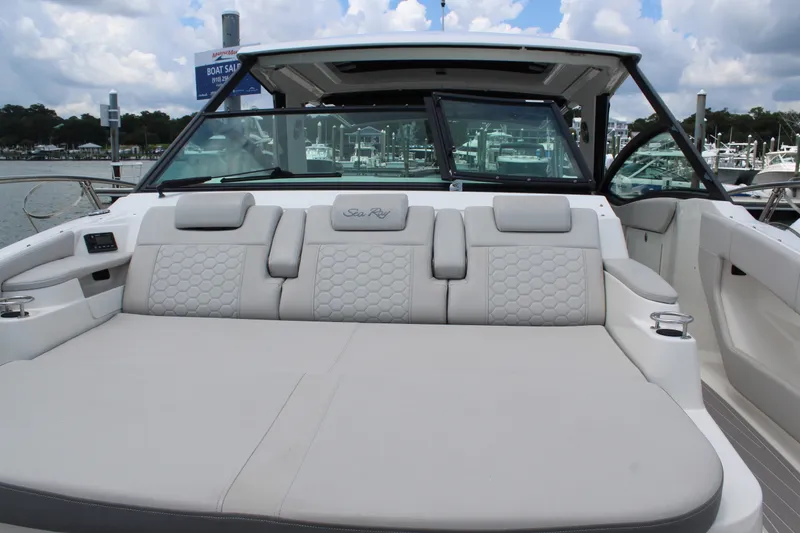Slide: The Image of Sea Ray 320 SUNDANCER 2023 - 20