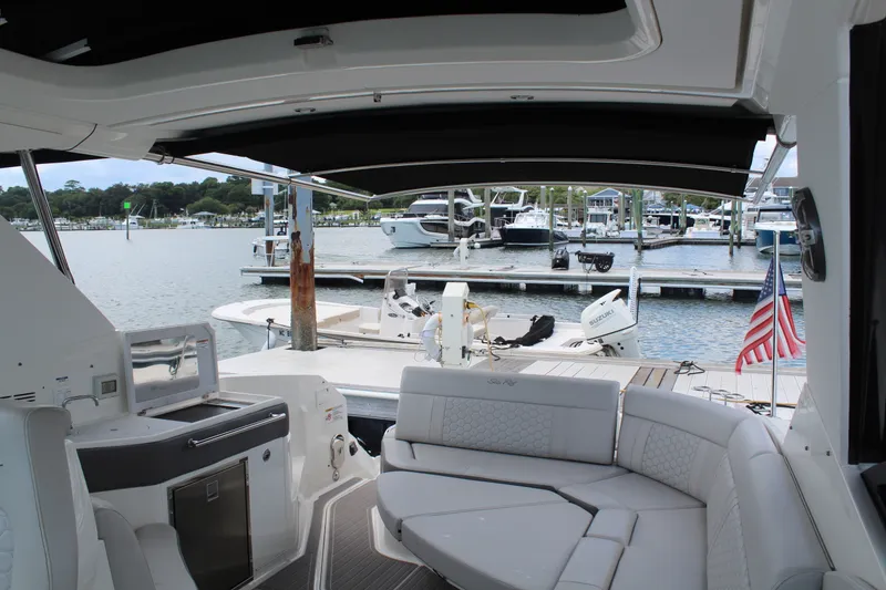 Slide: The Image of Sea Ray 320 SUNDANCER 2023 - 15