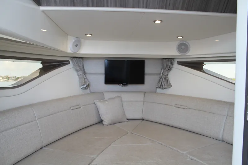 Slide: The Image of Sea Ray 320 SUNDANCER 2023 - 23