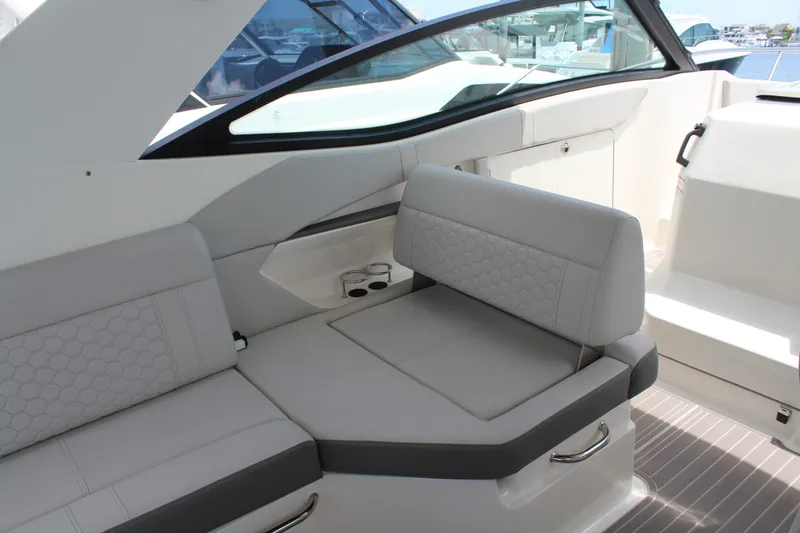 Slide: The Image of Sea Ray 320 SUNDANCER 2023 - 13