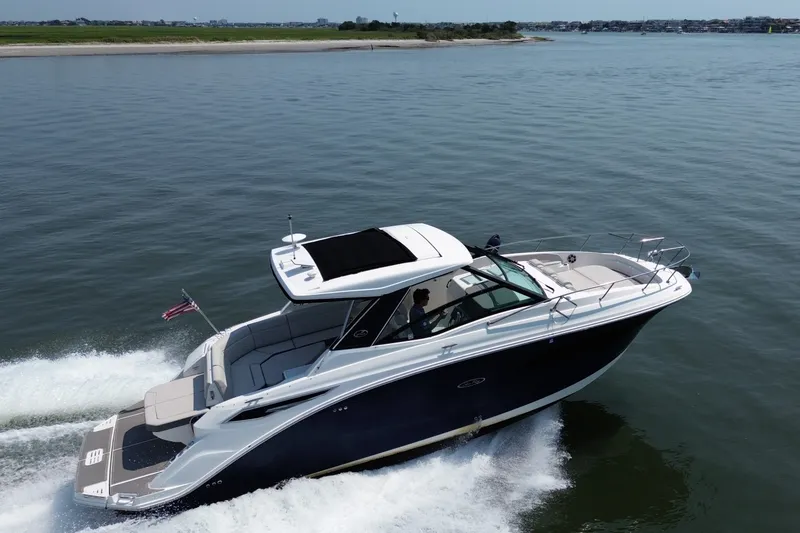 Slide: The Image of Sea Ray 320 SUNDANCER 2023 - 1