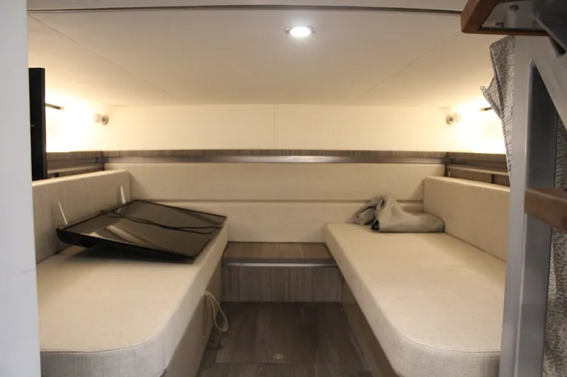 Slide: The Image of Sea Ray 320 SUNDANCER 2023 - 25