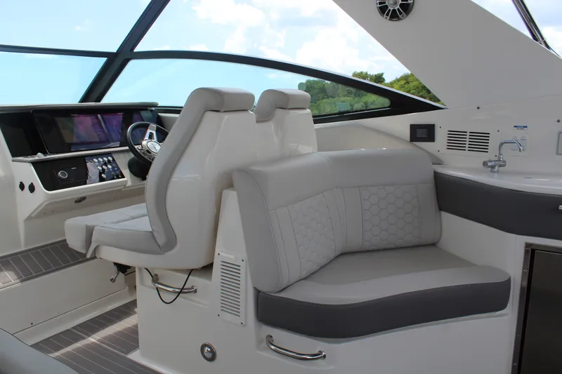 Slide: The Image of Sea Ray 320 SUNDANCER 2023 - 12