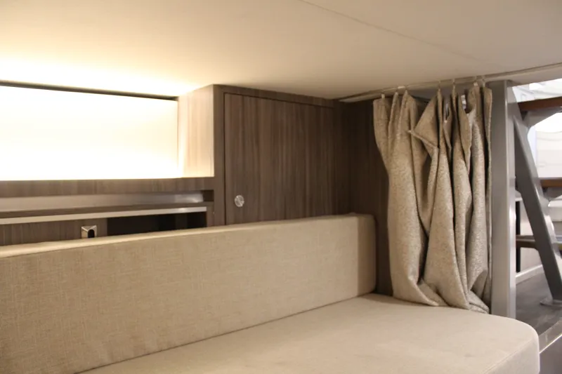 Slide: The Image of Sea Ray 320 SUNDANCER 2023 - 26