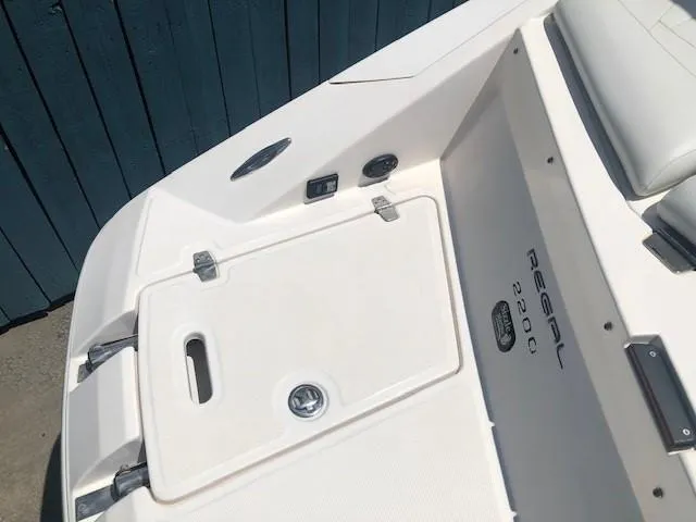 Slide: The Image of Regal 2200 Bowrider 2004 boat, white deck, close-up. - 29