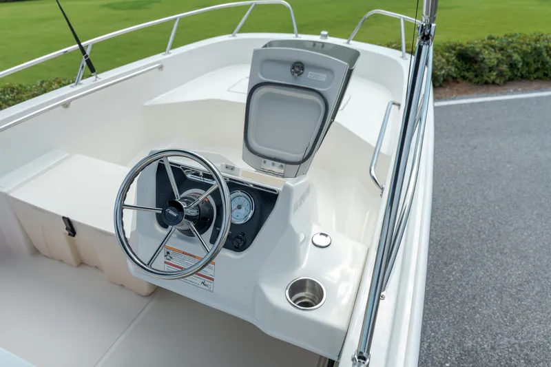 Slide: The Image of Boston Whaler 160 Super Sport 2027 - 12