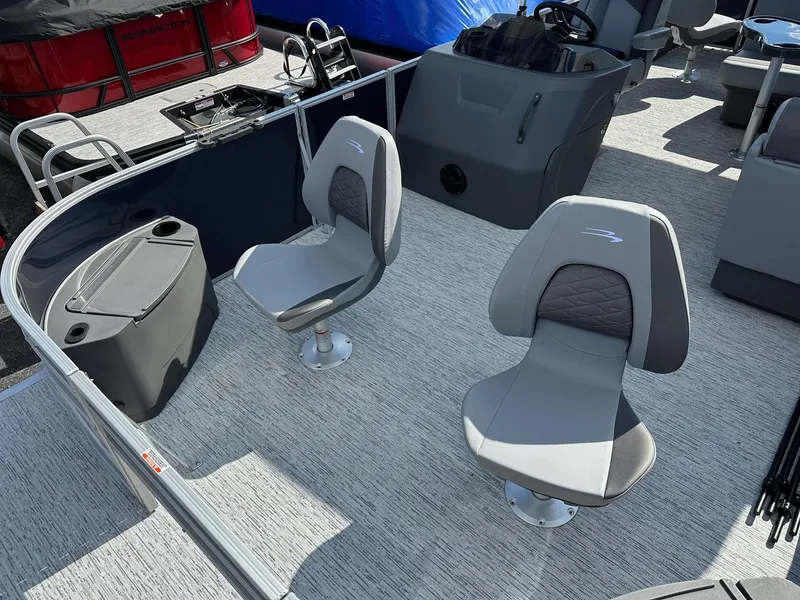 Slide: The Image of 2025 Bennington 22 SF pontoon boat with two fishing seats and console. - 34