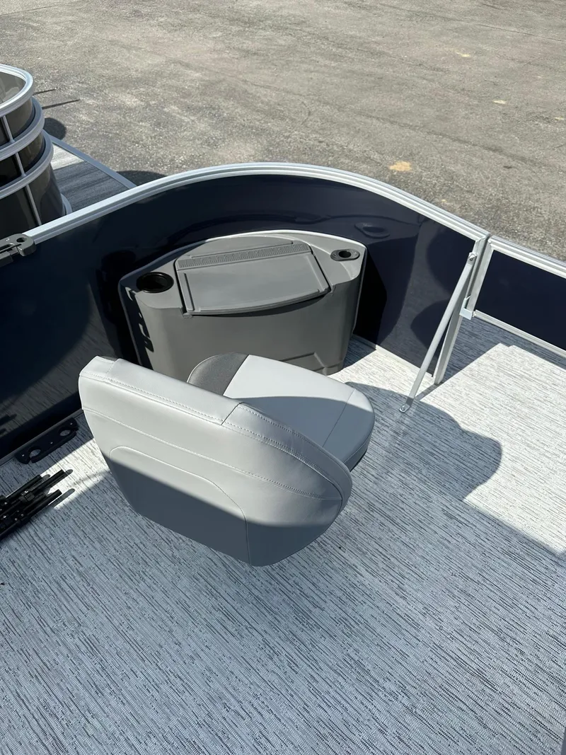 Slide: The Image of 2025 Bennington 22 SF pontoon boat with fishing seat and storage compartment. - 36
