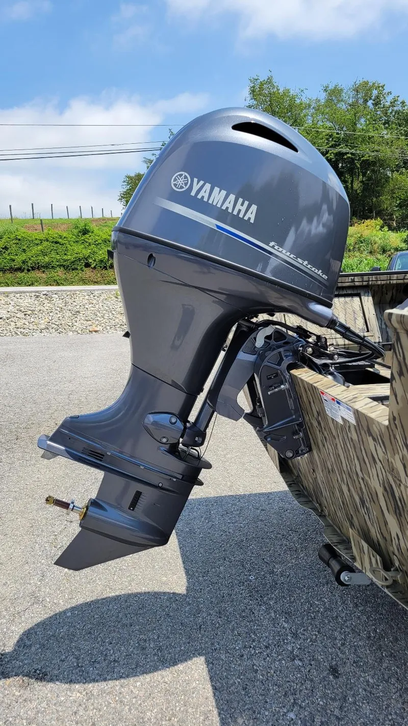 Slide: The Image of 2026 Smoker Craft Pro Sportsman 1872 CC with Yamaha 115 hp outboard engine. - 6