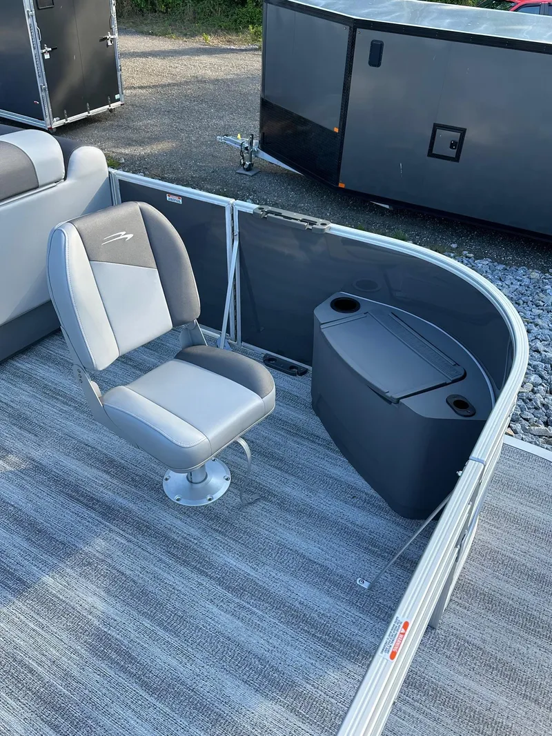 Slide: The Image of 2025 Bennington 21 SF Family boat with fishing seat and storage compartment. - 17