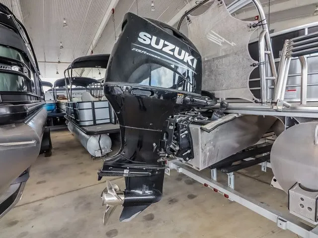 Slide: The Image of Berkshire 22 RFX LE 2023 - 20