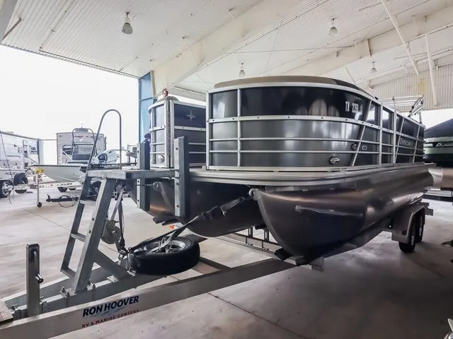 Slide: The Image of Berkshire 22 RFX LE 2023 - 3