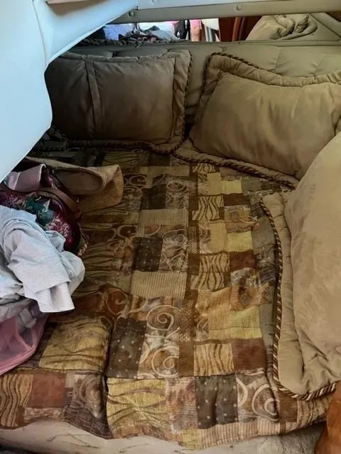 Slide: The Image of 2005 Rinker Fiesta Vee 320 cabin with cozy bed and patterned quilt. - 24