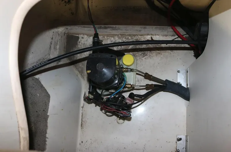 Slide: The Image of Engine compartment of a 2005 Sea Ray 200 Sport boat. - 14