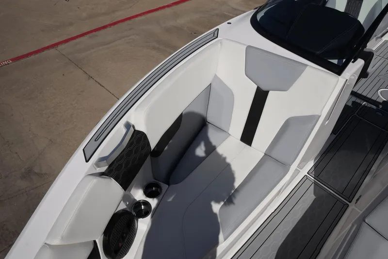 Slide: The Image of MasterCraft XT25 2024 - 28