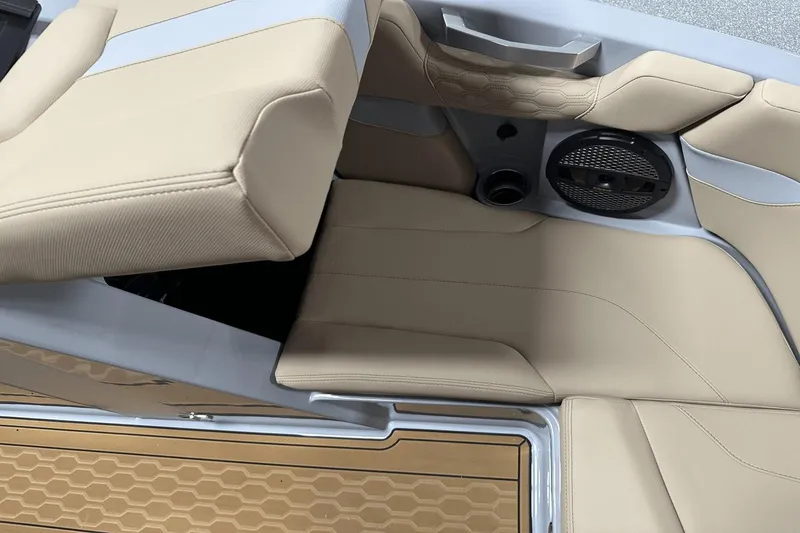 Slide: The Image of MasterCraft XT20 2024 - 61