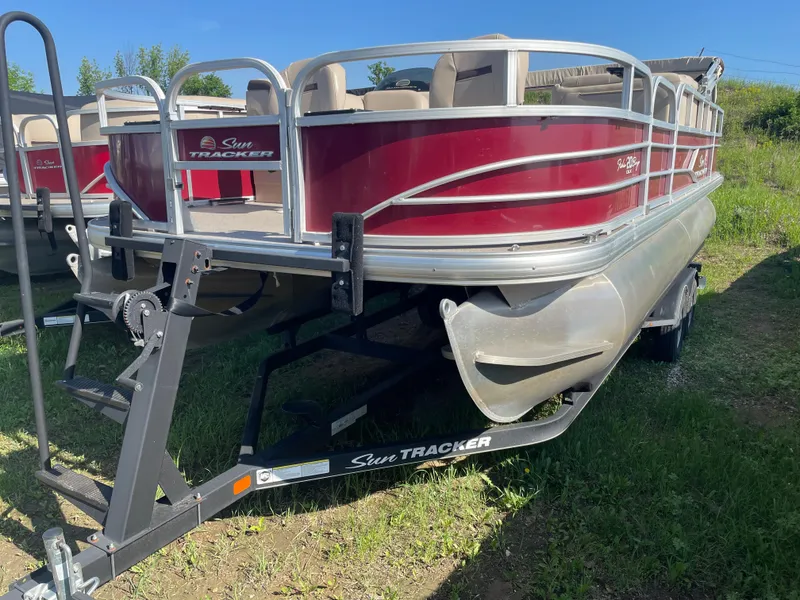 Slide: The Image of 2018 Sun Tracker Fishin' Barge 20 DLX pontoon boat on trailer. - 3
