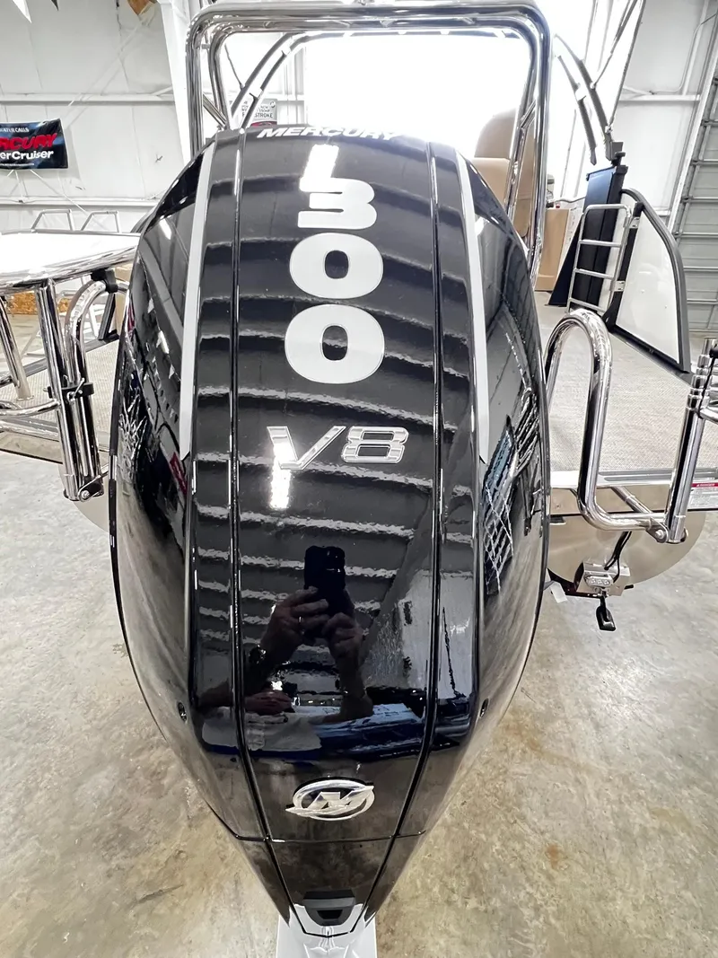 Slide: The Image of 2024 Harris Grand Mariner 230 with Mercury 300 V8 engine in showroom. - 29