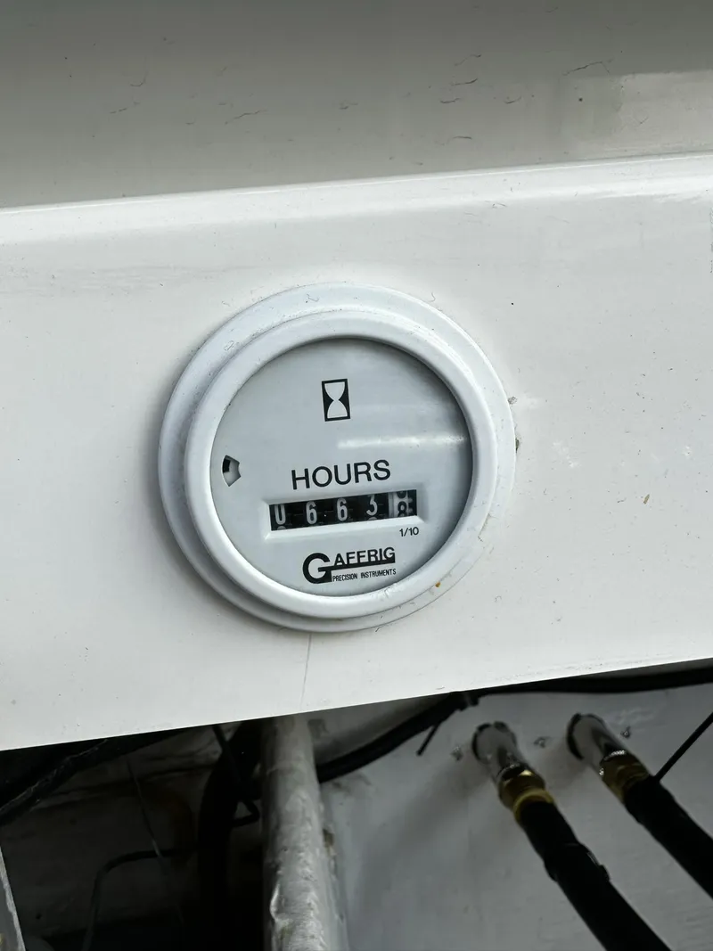 Slide: The Image of Hour meter on a 2002 Fountain 42 Lighting boat showing 663.1 hours. - 9