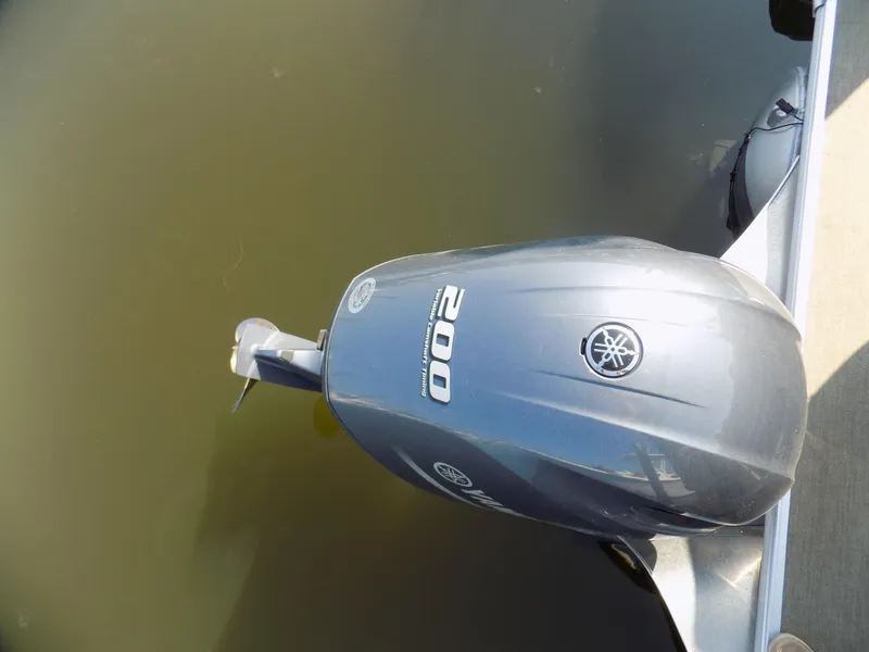 Slide: The Image of Outboard motor on a 2021 Sylvan Mirage 8522 LZ pontoon boat. - 9