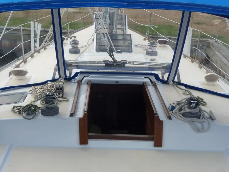 Slide: The Image of 1984 Morgan 454 sailboat cockpit with blue covers. - 18