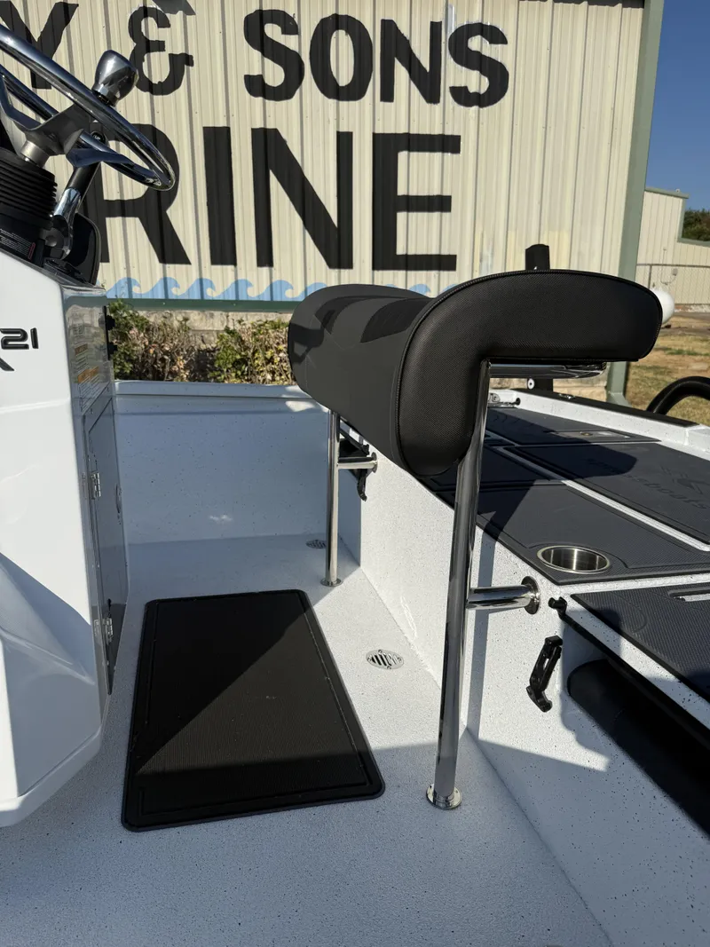 Slide: The Image of Xpress XR 21 BAY 2027 - 12
