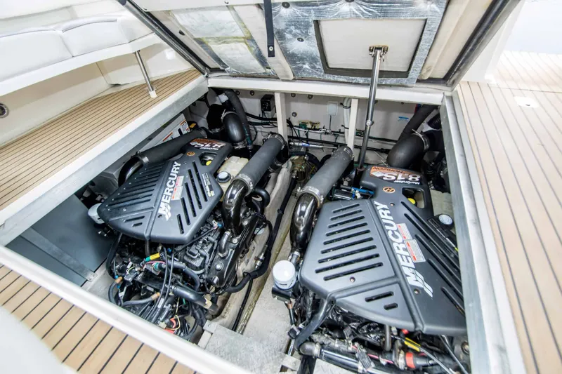 Slide: The Image of Sea Ray 380 Sundancer 2003 - 17