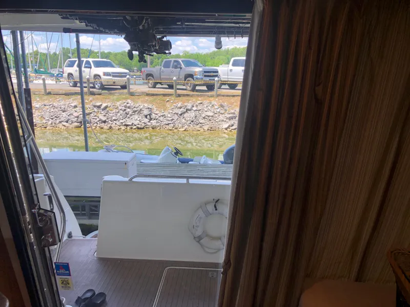 Slide: The Image of Meridian 580 Pilothouse 2007 - 126