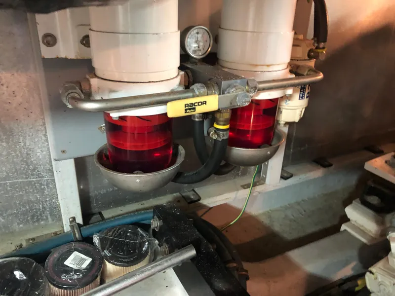 Slide: The Image of Meridian 580 Pilothouse 2007 - 150