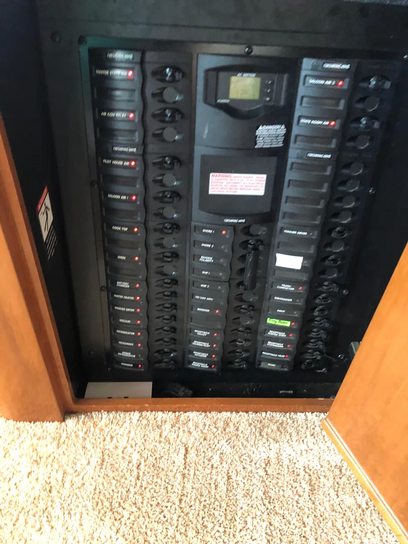 Slide: The Image of Meridian 580 Pilothouse 2007 - 179