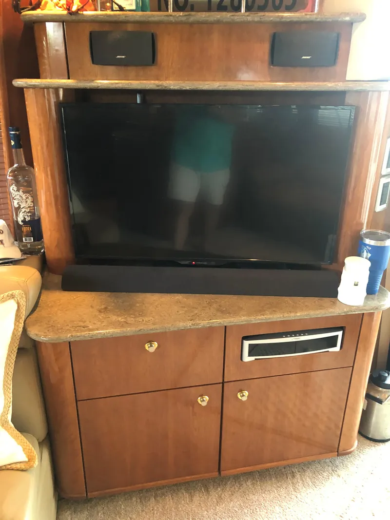 Slide: The Image of Entertainment area in a 2007 Meridian 580 Pilothouse yacht. - 19