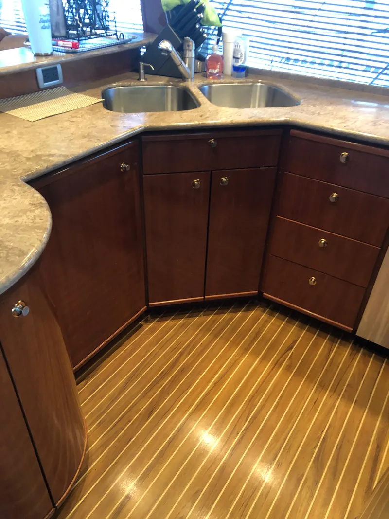 Slide: The Image of Kitchen area of the 2007 Meridian 580 Pilothouse yacht. - 28
