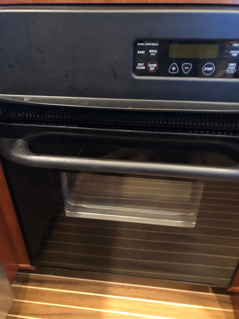 Slide: The Image of Oven in a 2007 Meridian 580 Pilothouse yacht. - 31