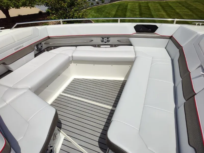 Slide: The Image of Spacious seating area on a 2017 Formula 430 Super Sport Crossover boat. - 33